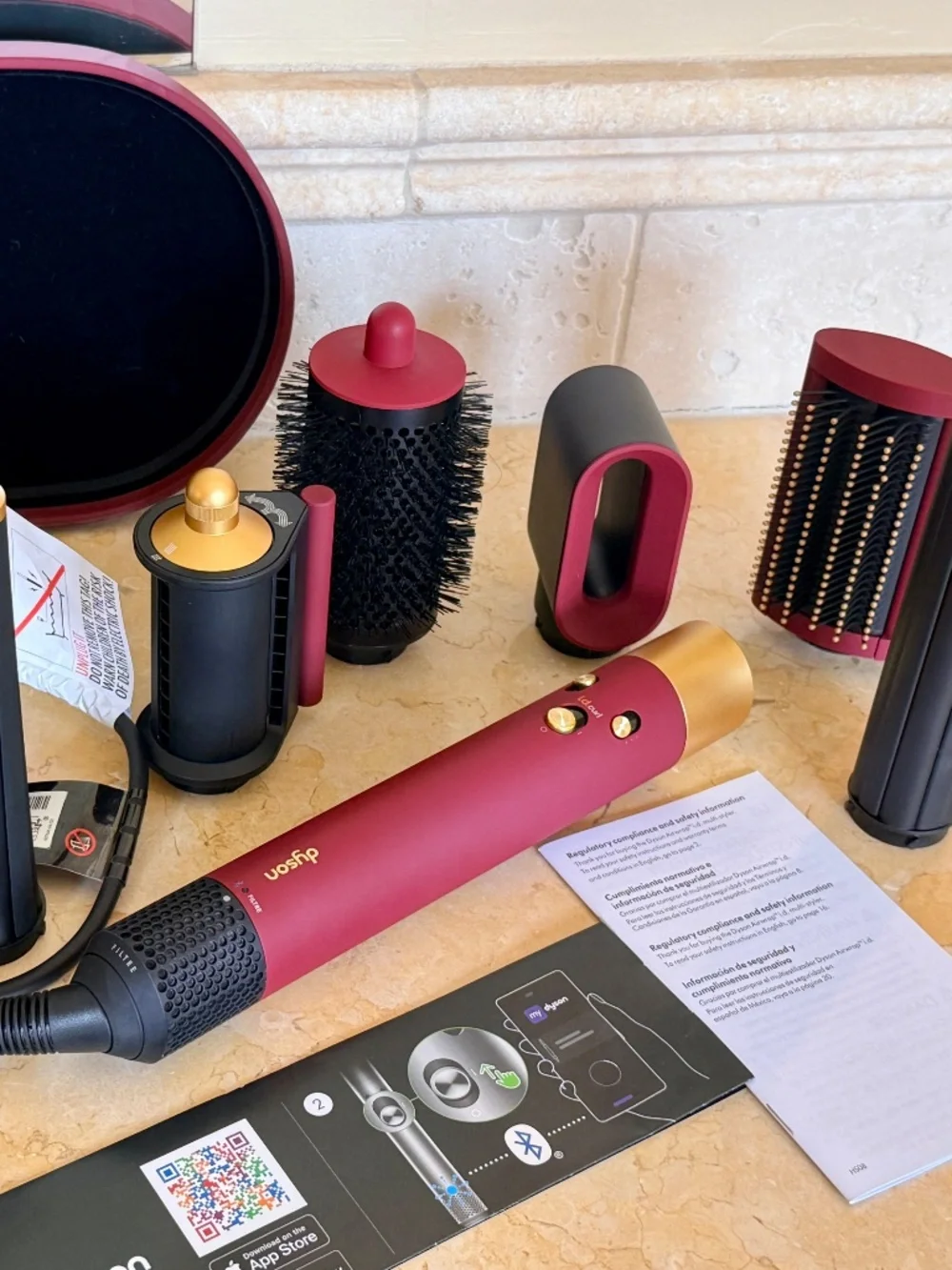 Dyson Airwrap i.d multi-styler and dryer Straight+Wavy in Red Velvet/Gold - Picture 2 of 4